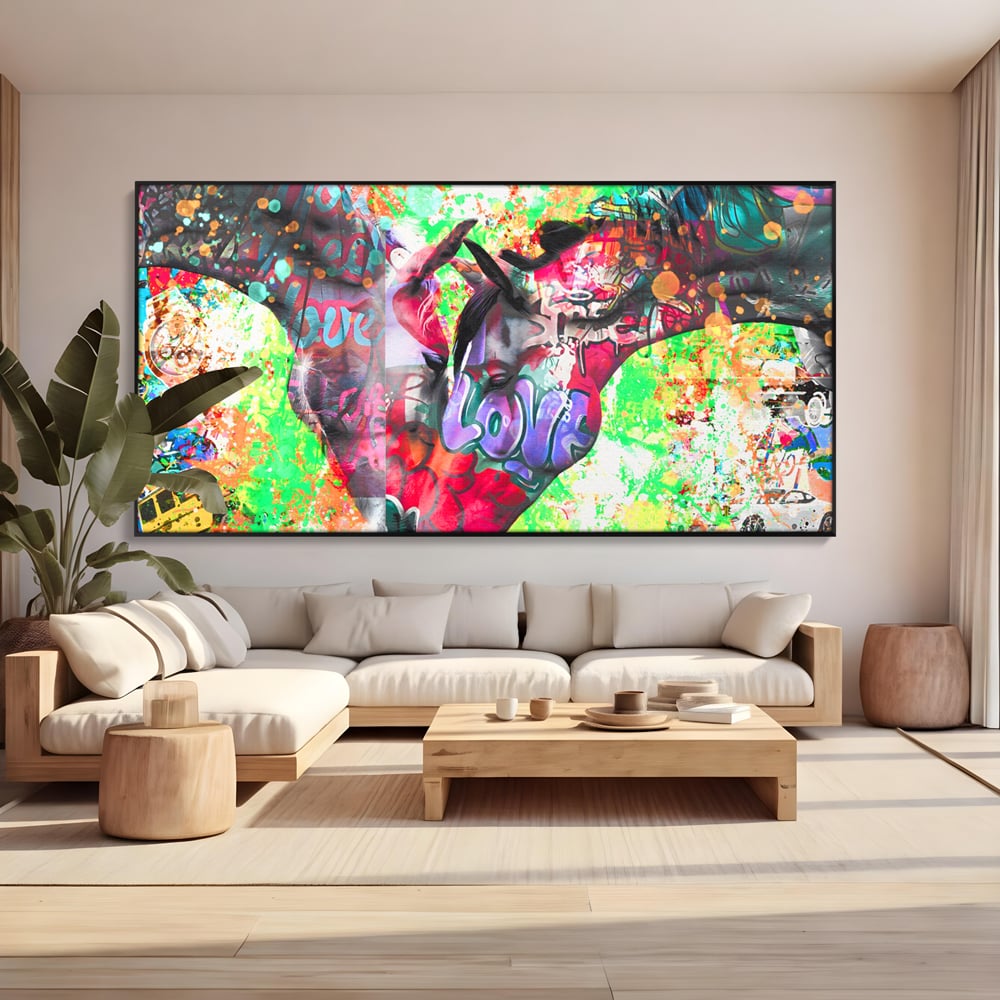 Tablou canvas cu tablou canvas cu doi cai si graffiti colorat, in rama de aluminiu negru, pe perete intr-un living